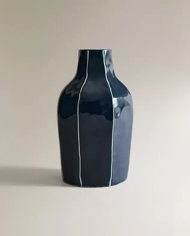 VASE MÉTAL RAYÉ IRRÉGULIER offre à 399 Dh sur ZARA HOME