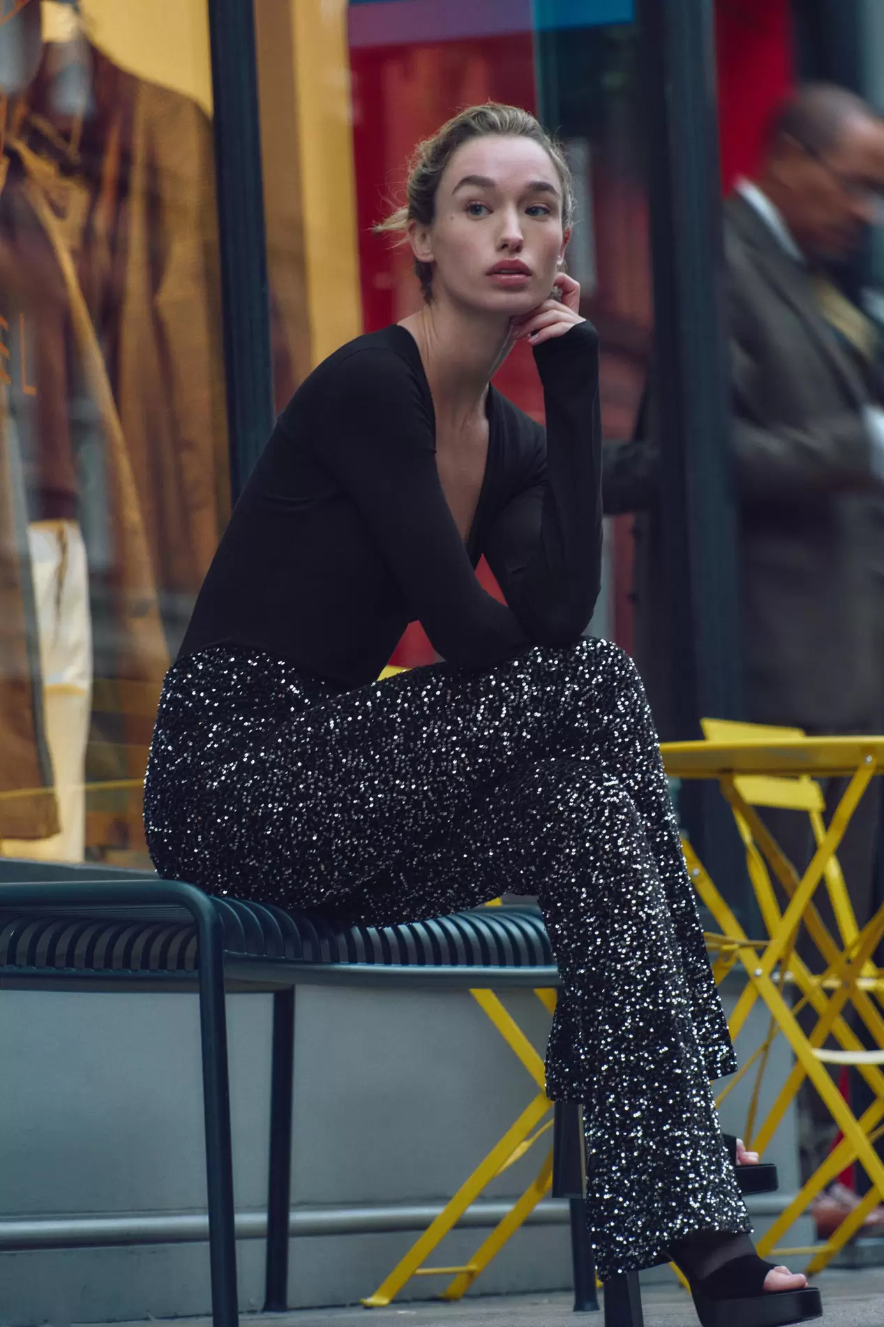 LEGGING ÉVASÉ EN VELOURS À SEQUINS offre à 699 Dh sur ZARA