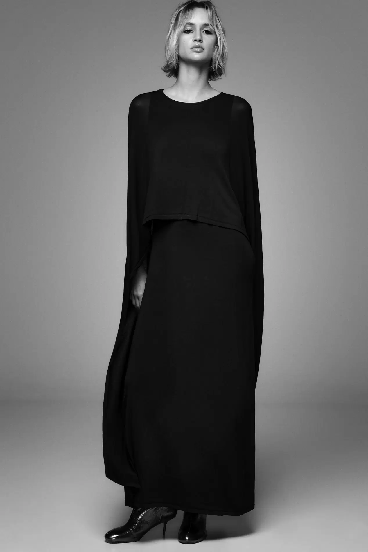 ROBE LONGUE EN MAILLE STYLE CAPE offre à 849 Dh sur ZARA