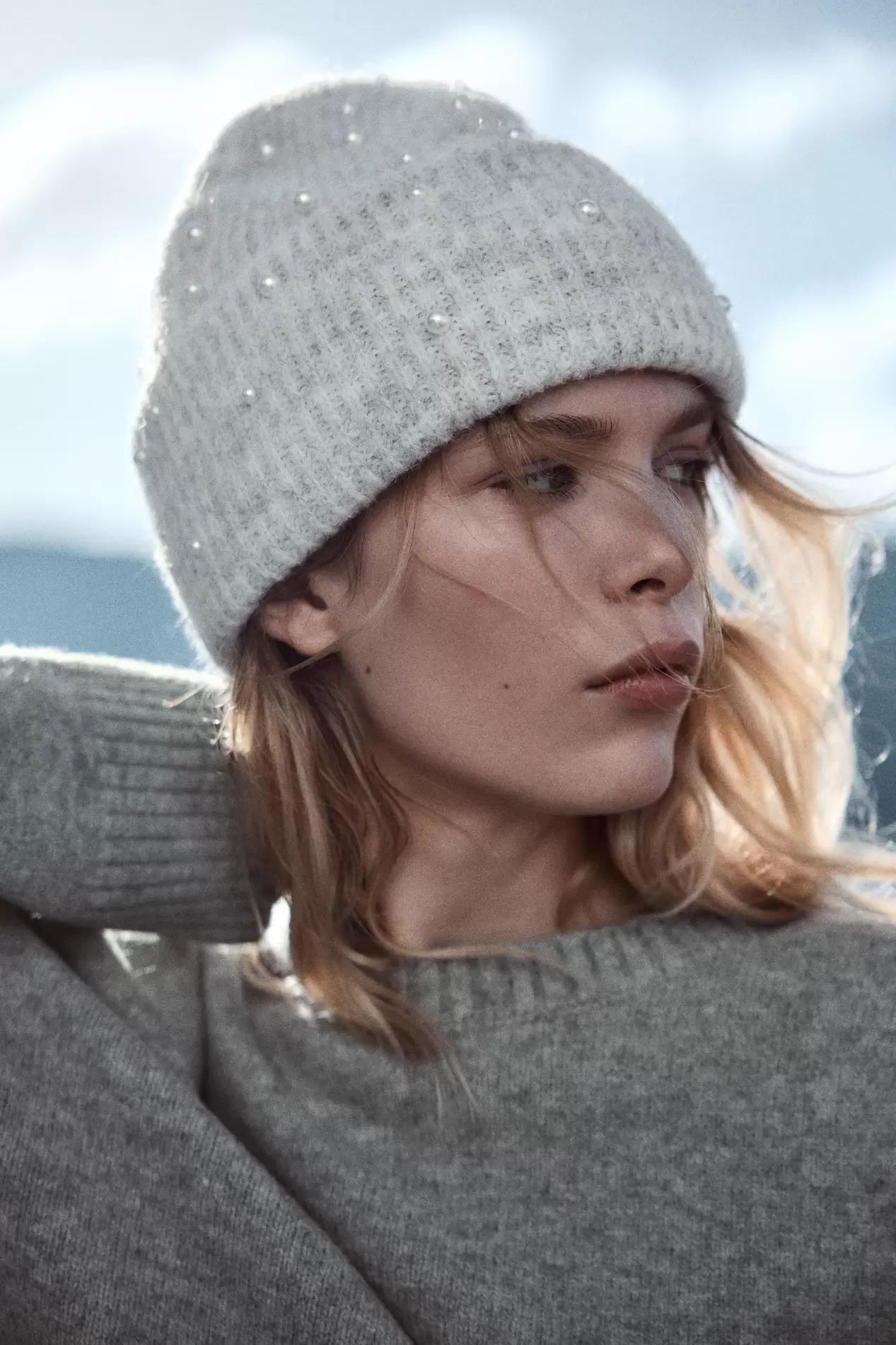 BONNET BEANIE À REVERS AVEC PERLES offre à 269 Dh sur ZARA