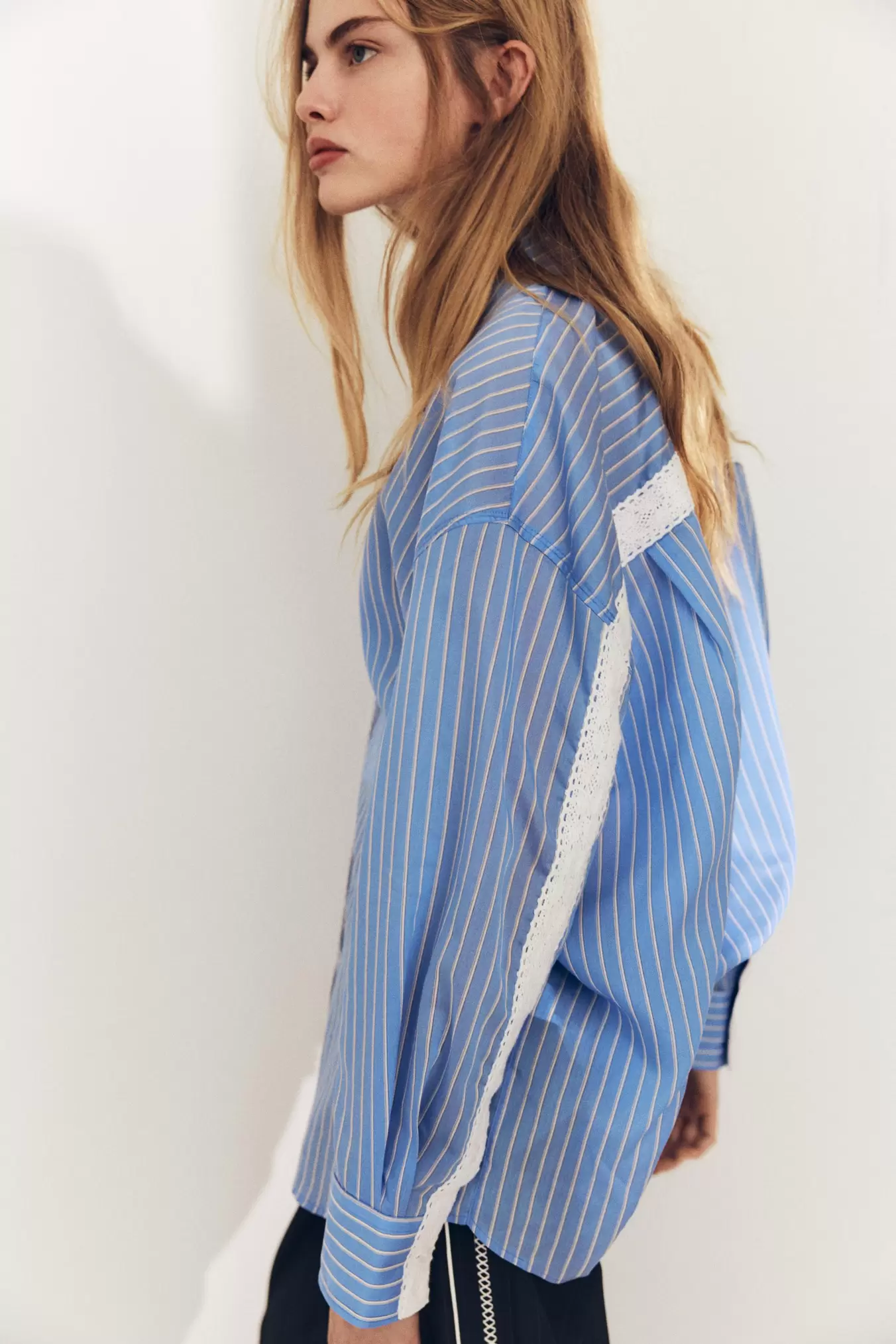 CHEMISE OVERSIZE À RAYURES EN POPELINE offre à 499 Dh sur ZARA