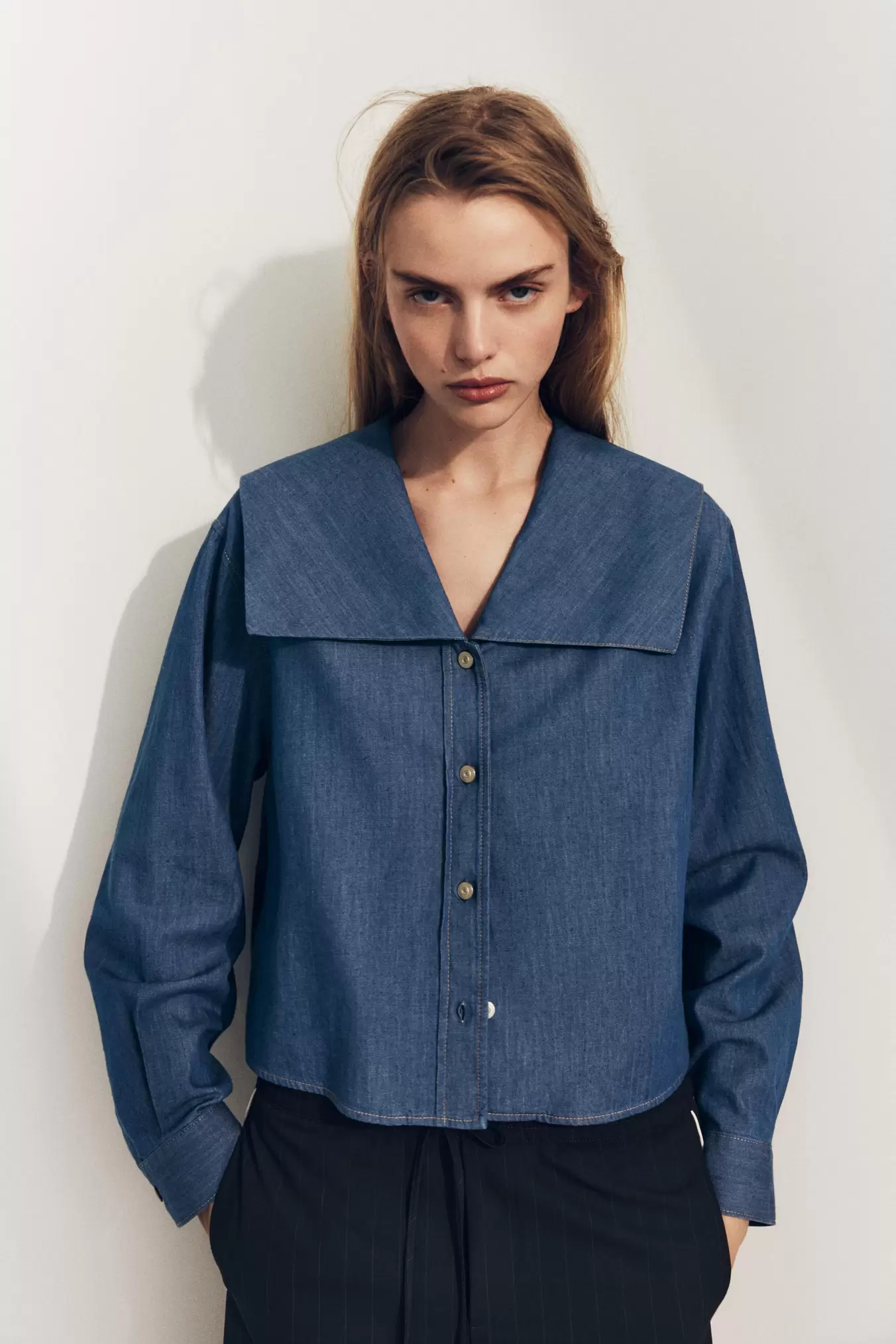 CHEMISE À COL CLAUDINE EFFET JEAN offre à 499 Dh sur ZARA