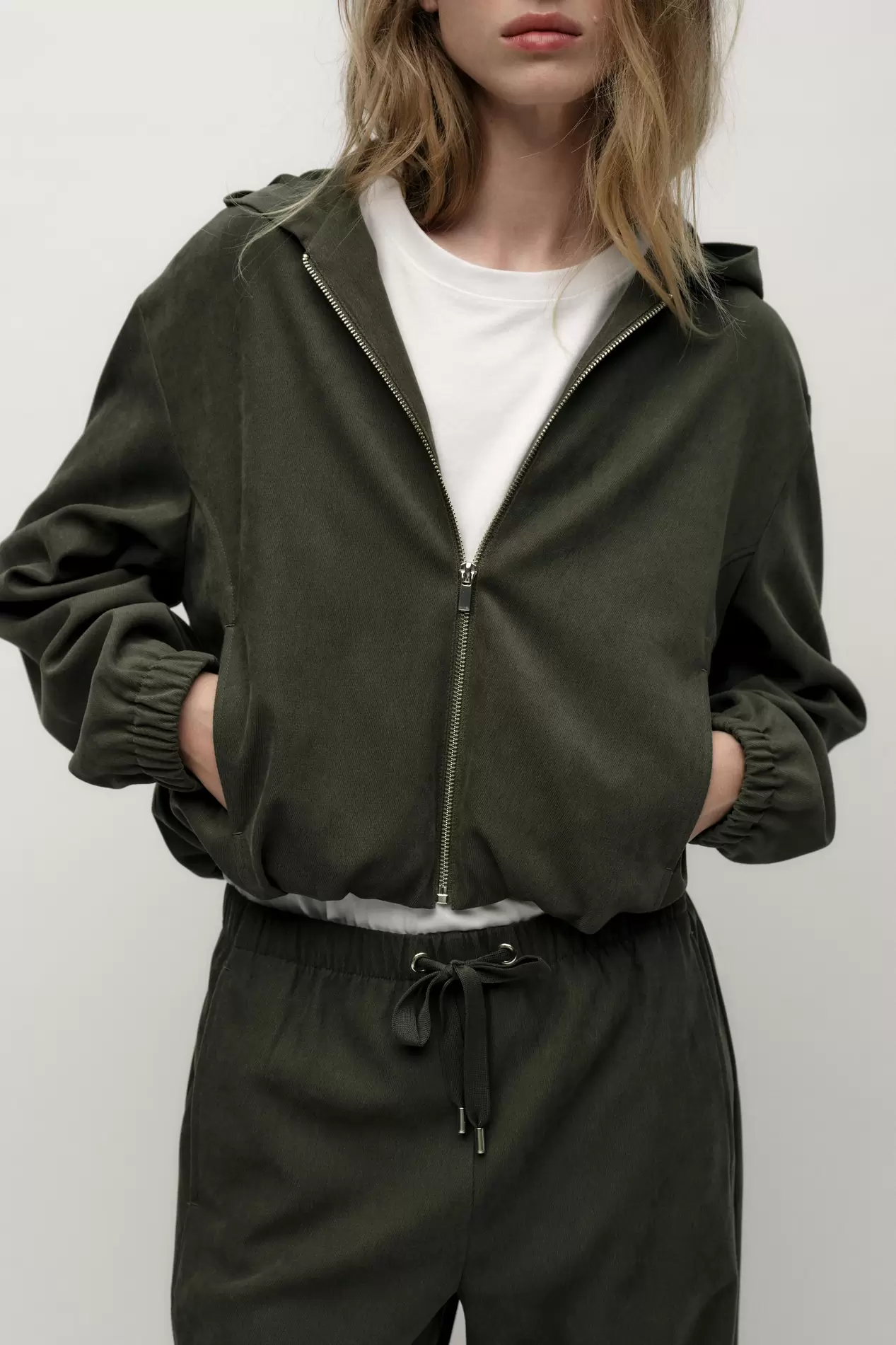 BLOUSON BOMBER TEXTURÉ À CAPUCHE offre à 429 Dh sur ZARA