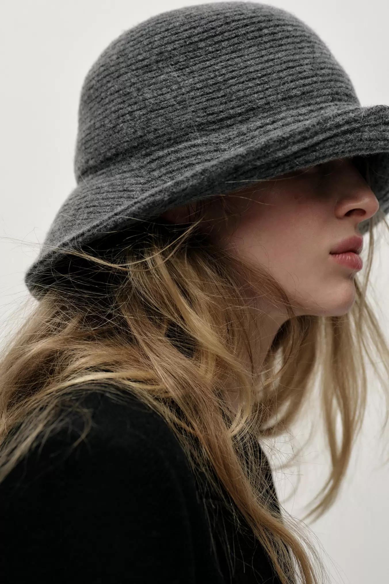 CHAPEAU BOB AVEC LAINE offre à 329 Dh sur ZARA