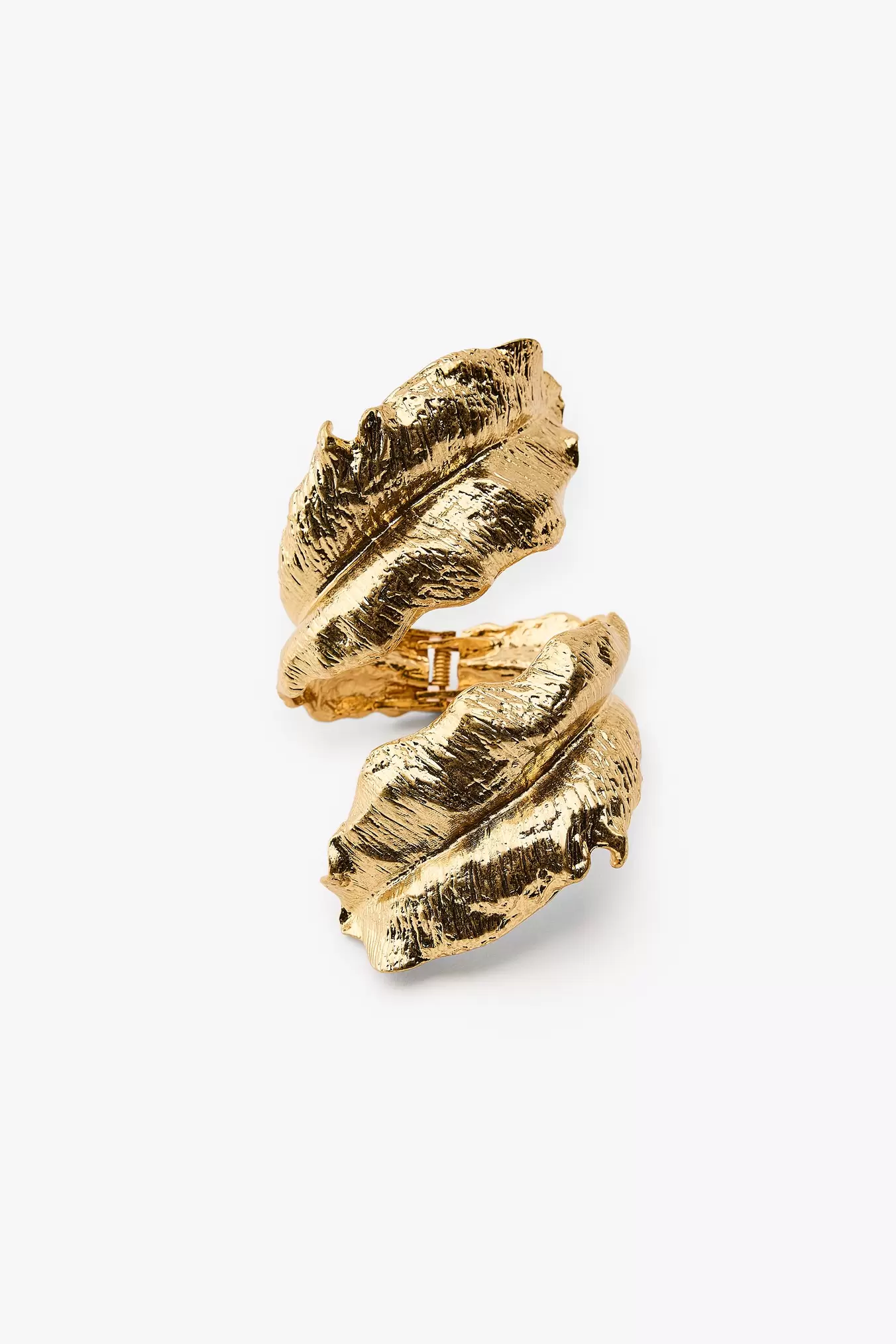 BRACELET AVEC FEUILLE EN RELIEF offre à 299 Dh sur ZARA