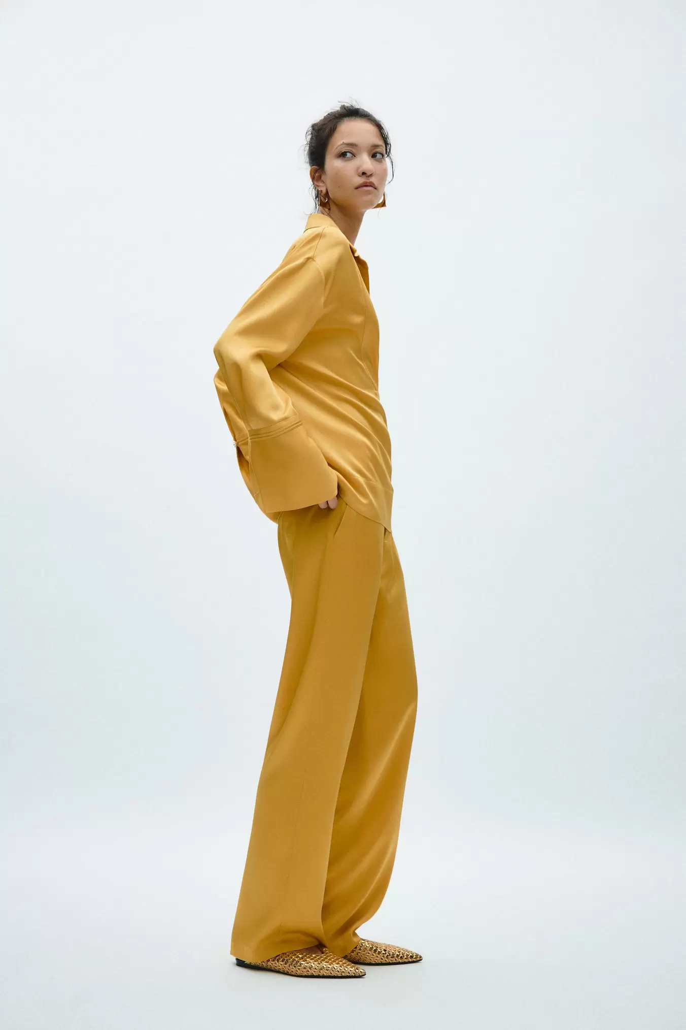 PANTALON SATINÉ ZW COLLECTION offre à 999 Dh sur ZARA