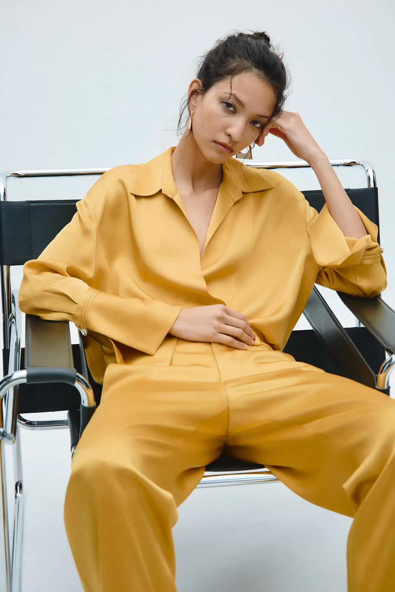 CHEMISE SATINÉE COLLECTION ZW offre à 999 Dh sur ZARA