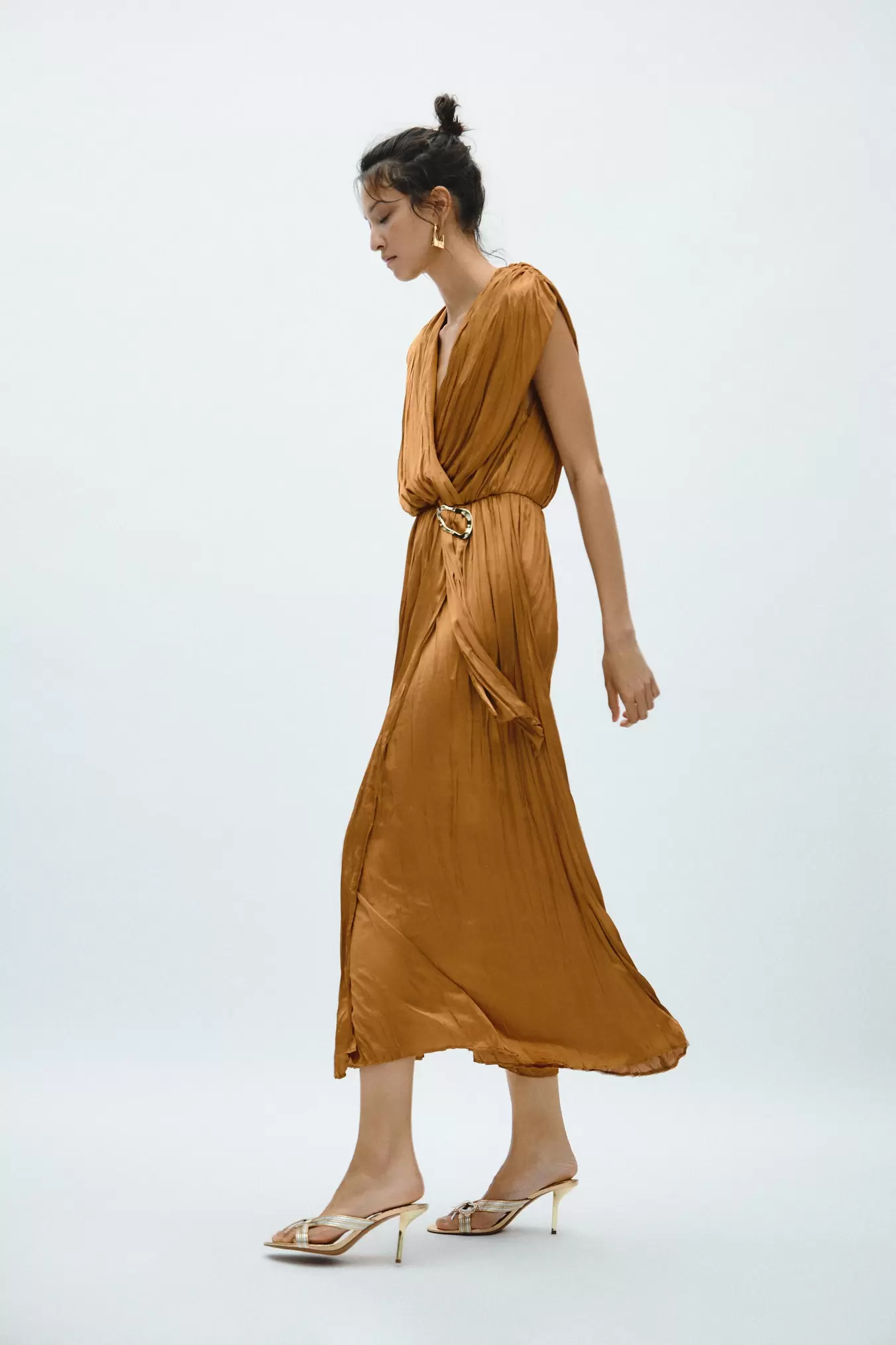 ROBE SATINÉE AVEC FERMOIR offre à 699 Dh sur ZARA