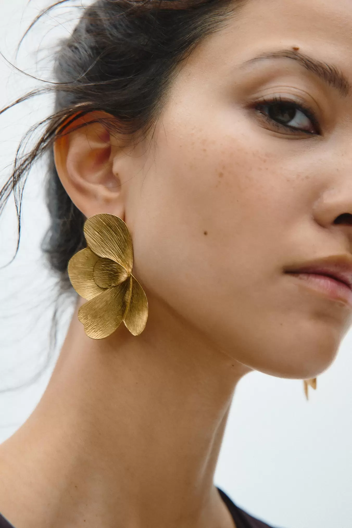 BOUCLES D'OREILLES ÉVENTAIL FLEUR offre à 269 Dh sur ZARA