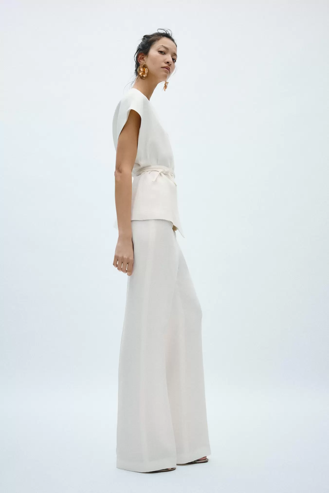 GILET EN LIN ZW COLLECTION offre à 849 Dh sur ZARA