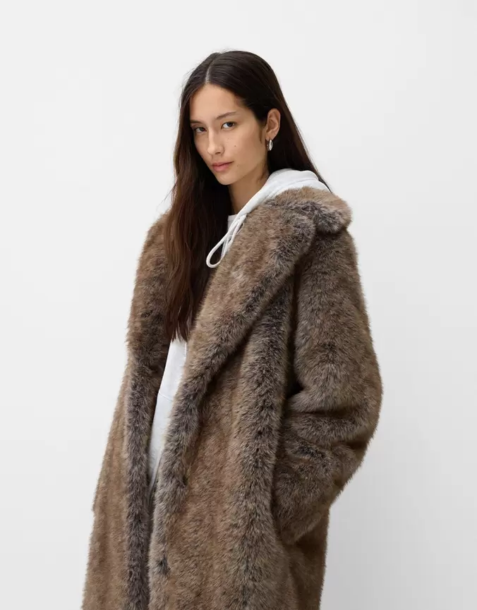 Manteau long fausse fourrure offre à 1699 Dh sur Bershka