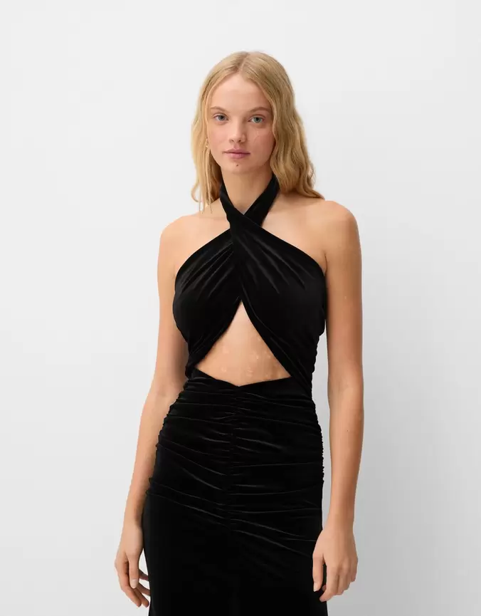 Robe midi velours encolure américaine offre à 499 Dh sur Bershka