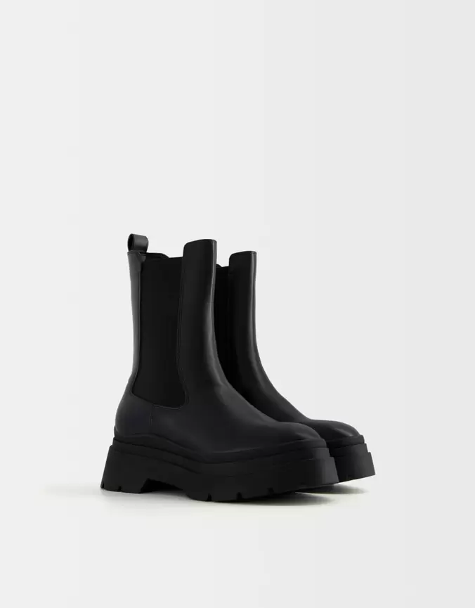 Bottines plates à semelle crantée avec bandes élastiques offre à 699 Dh sur Bershka