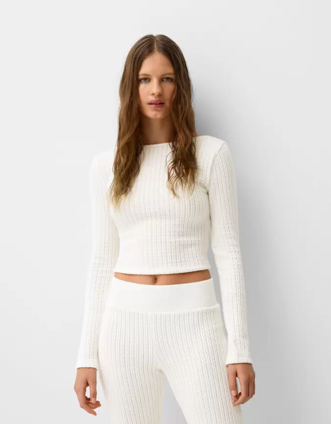 Pull tressé manches longues dos nu offre à 299 Dh sur Bershka