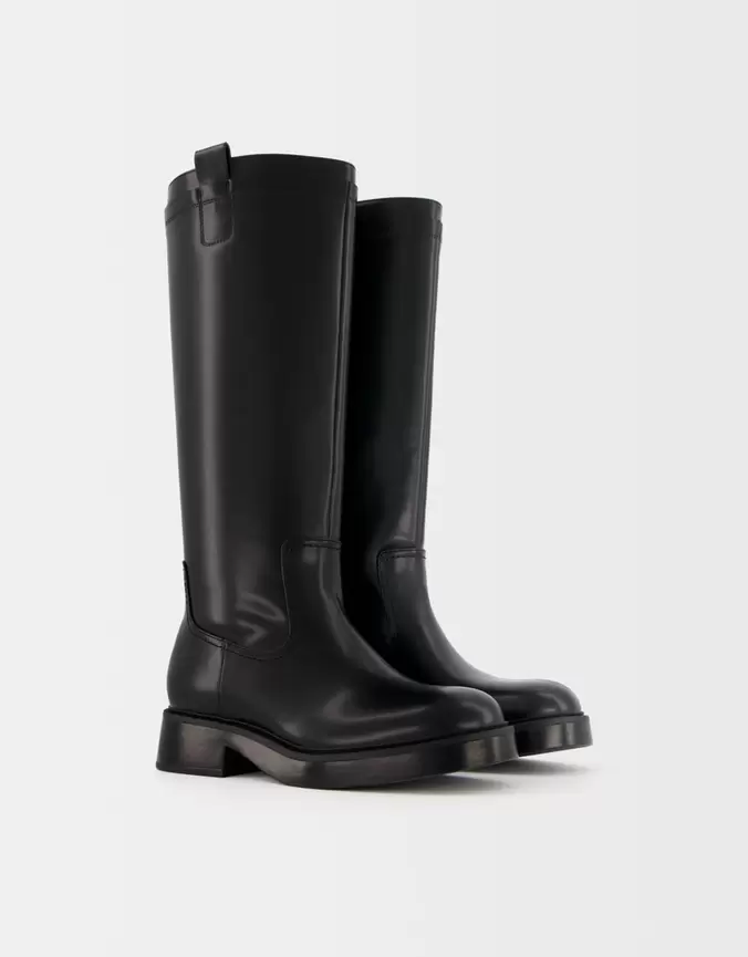 Bottes plates tige haute offre à 849 Dh sur Bershka