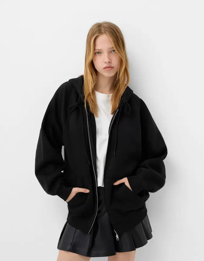 Sweat à capuche et fermeture Éclair offre à 299 Dh sur Bershka