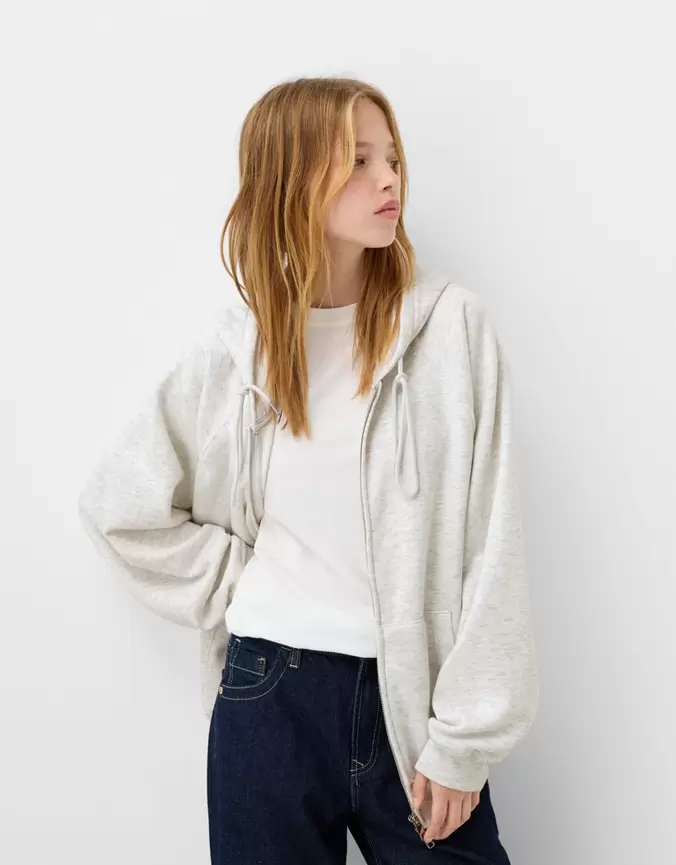 Sweat à capuche et fermeture Éclair offre à 299 Dh sur Bershka