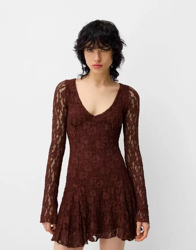 Mini-robe manches longues en dentelle offre à 499 Dh sur Bershka