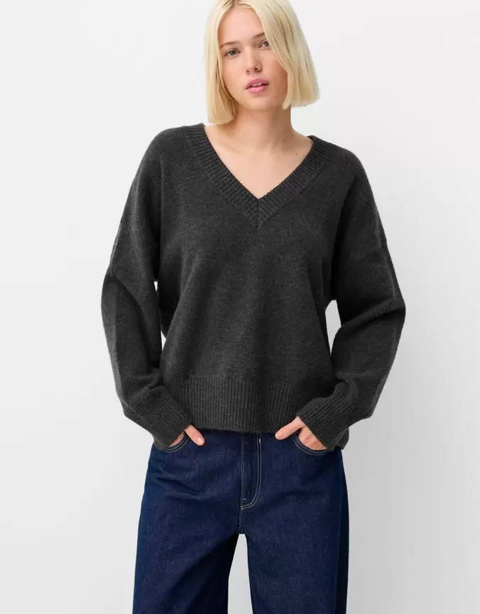 Pull à col en V oversize offre à 429 Dh sur Bershka