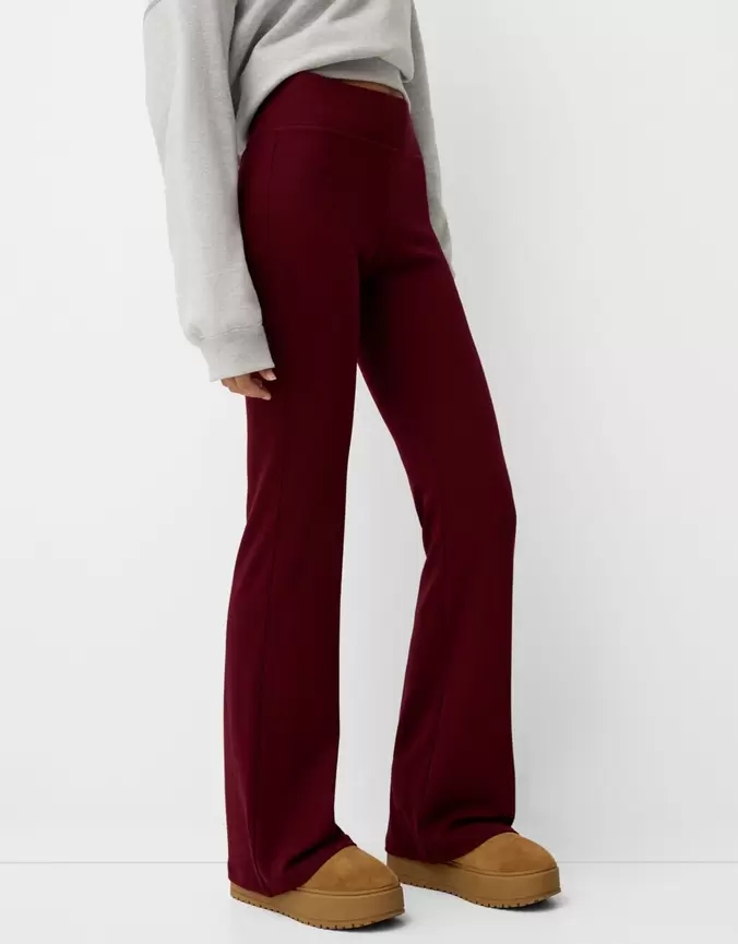 Pantalon flare maille côtelée offre à 299 Dh sur Bershka