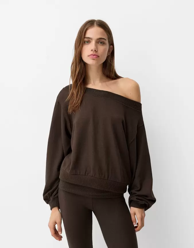 Pull col asymétrique soft touch offre à 429 Dh sur Bershka