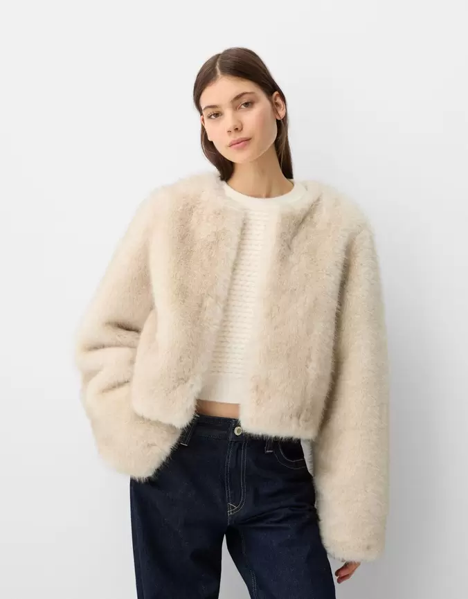 Manteau fausse fourrure offre à 849 Dh sur Bershka