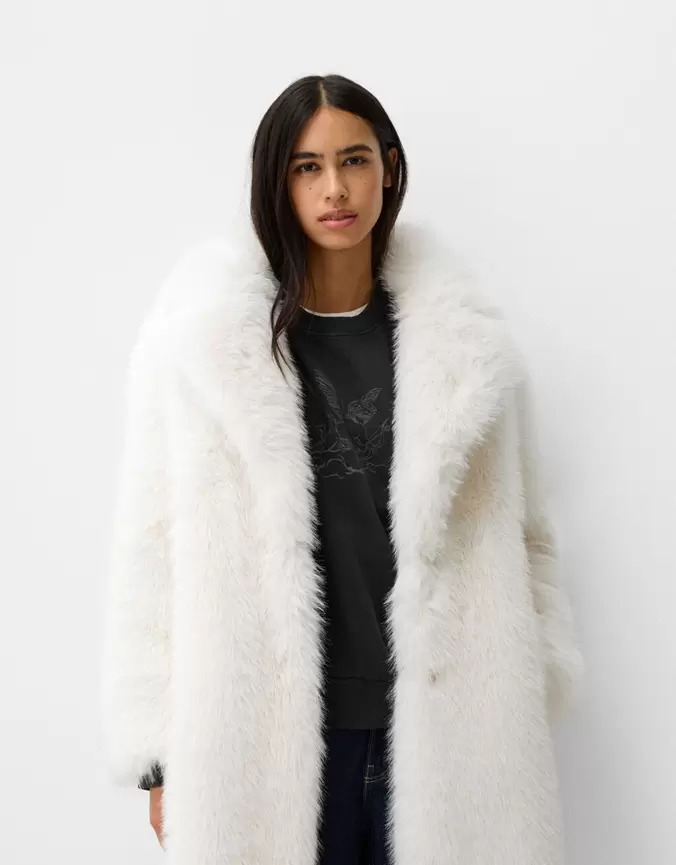 Manteau fausse fourrure offre à 1399 Dh sur Bershka