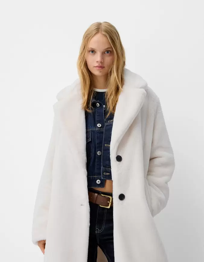 Manteau fausse fourrure offre à 699 Dh sur Bershka