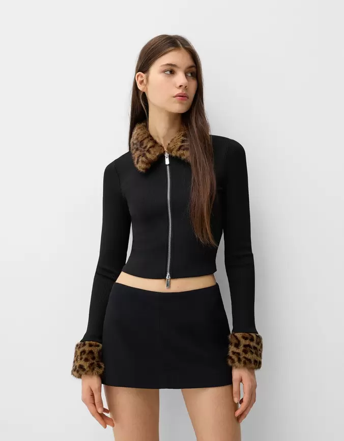 Gilet détail col poignets imprimé animal offre à 499 Dh sur Bershka