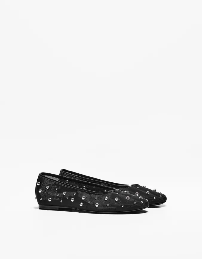 Ballerines mesh clous offre à 469 Dh sur Bershka