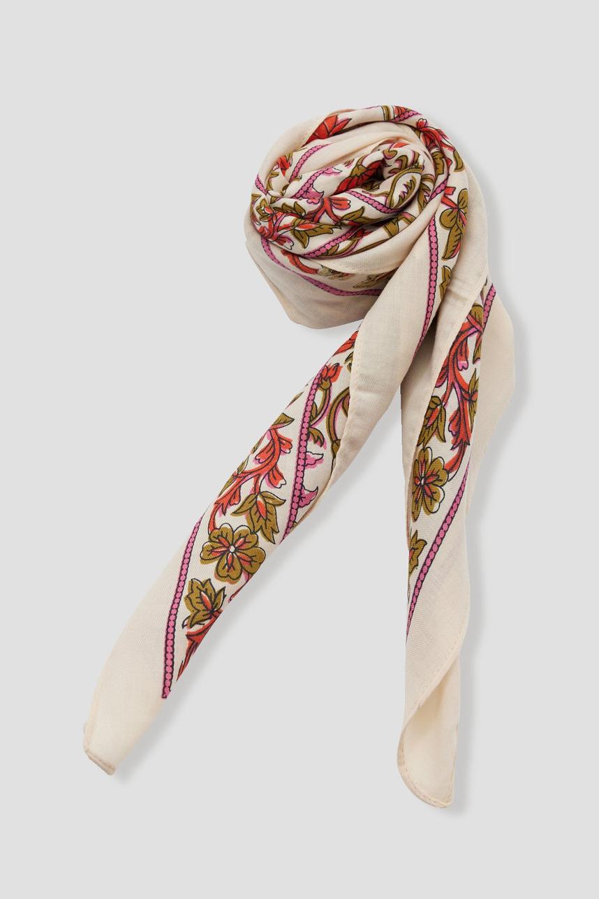 Grand foulard imprimé Femme offre à 19,99 Dh sur Promod