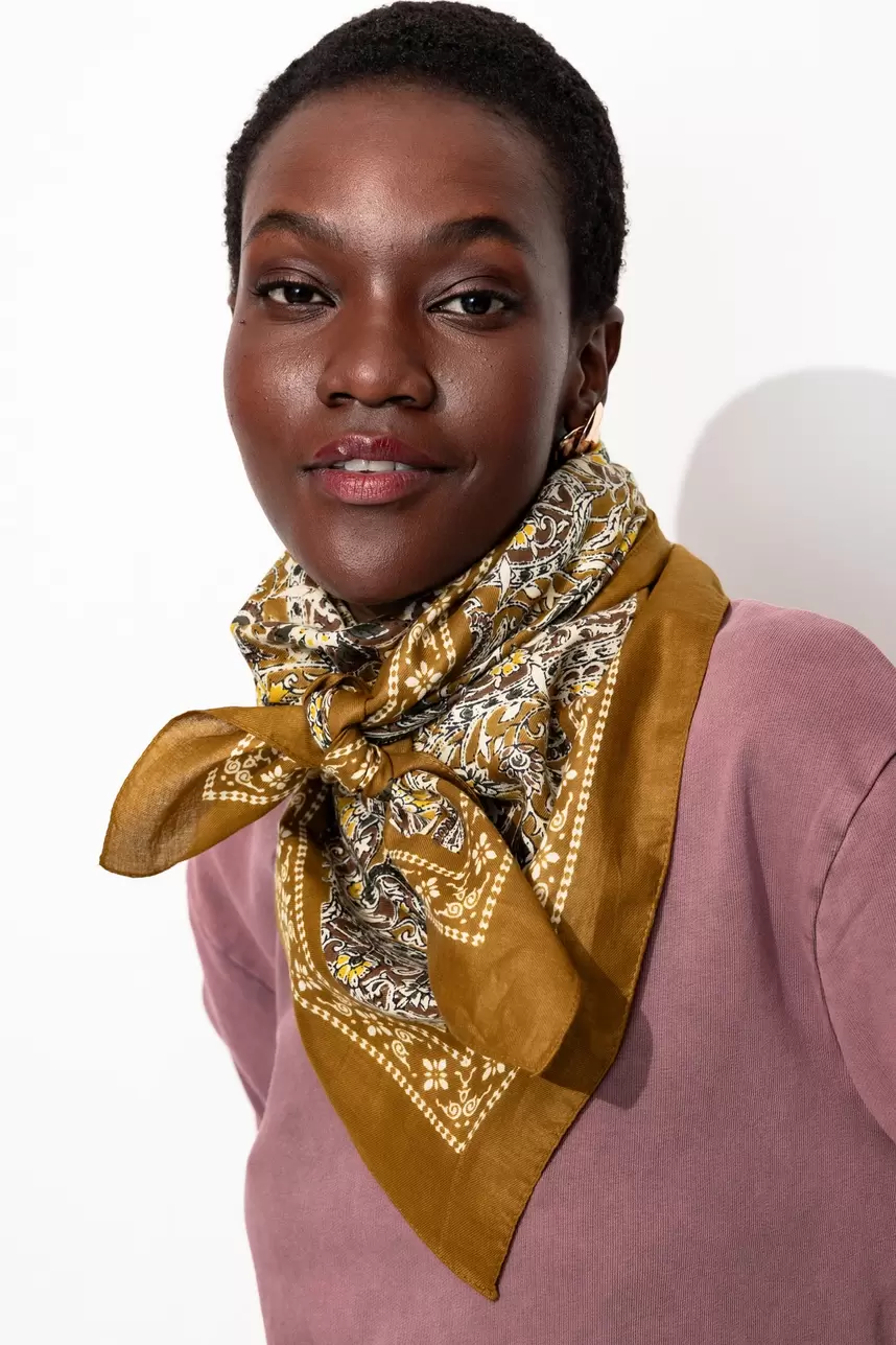 Foulard motif paisley Femme offre à 17,99 Dh sur Promod