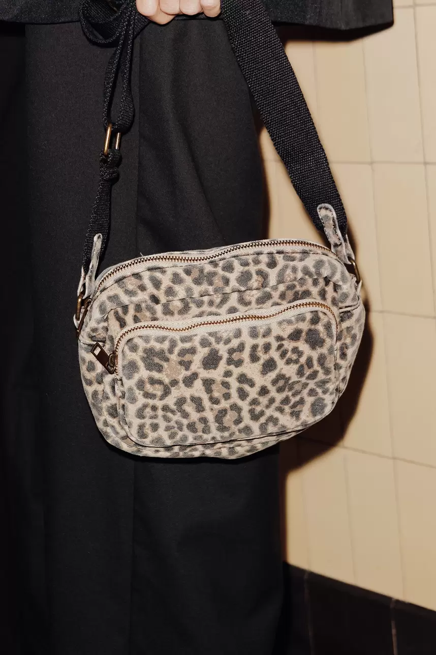 Sac besace en toile léopard offre à 25,99 Dh sur Promod