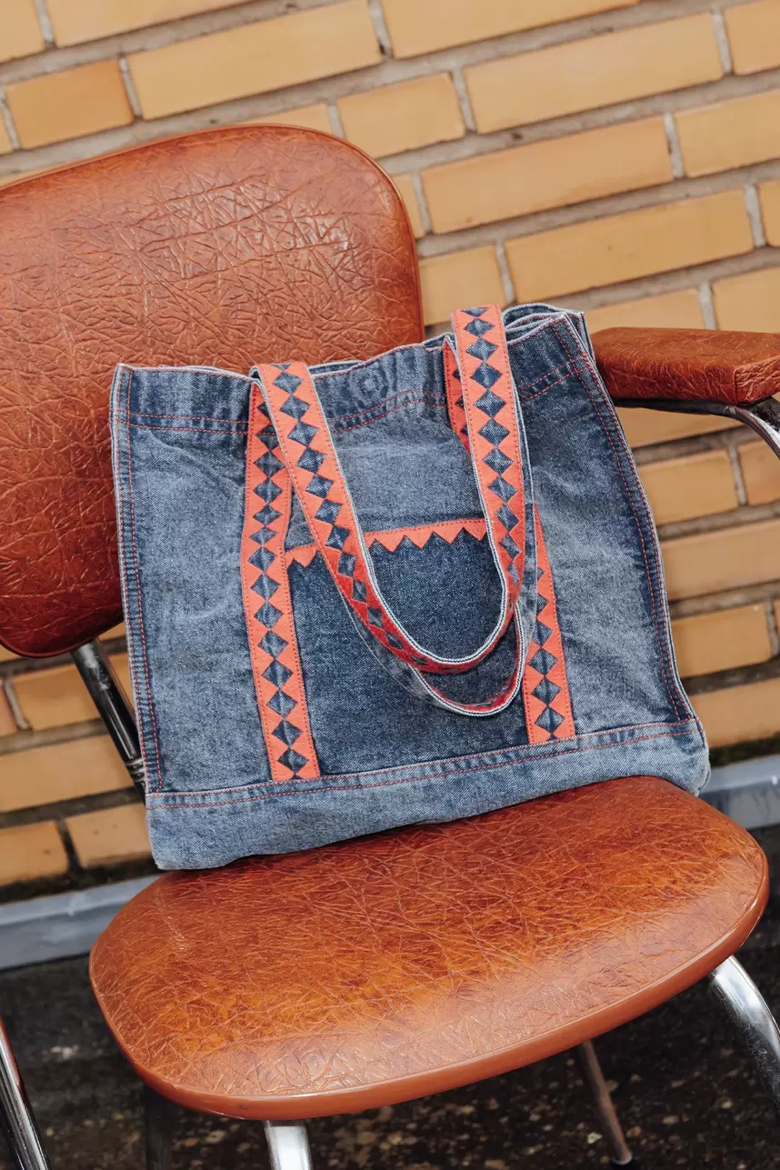 Tote-bag en jean brodé offre à 35,99 Dh sur Promod