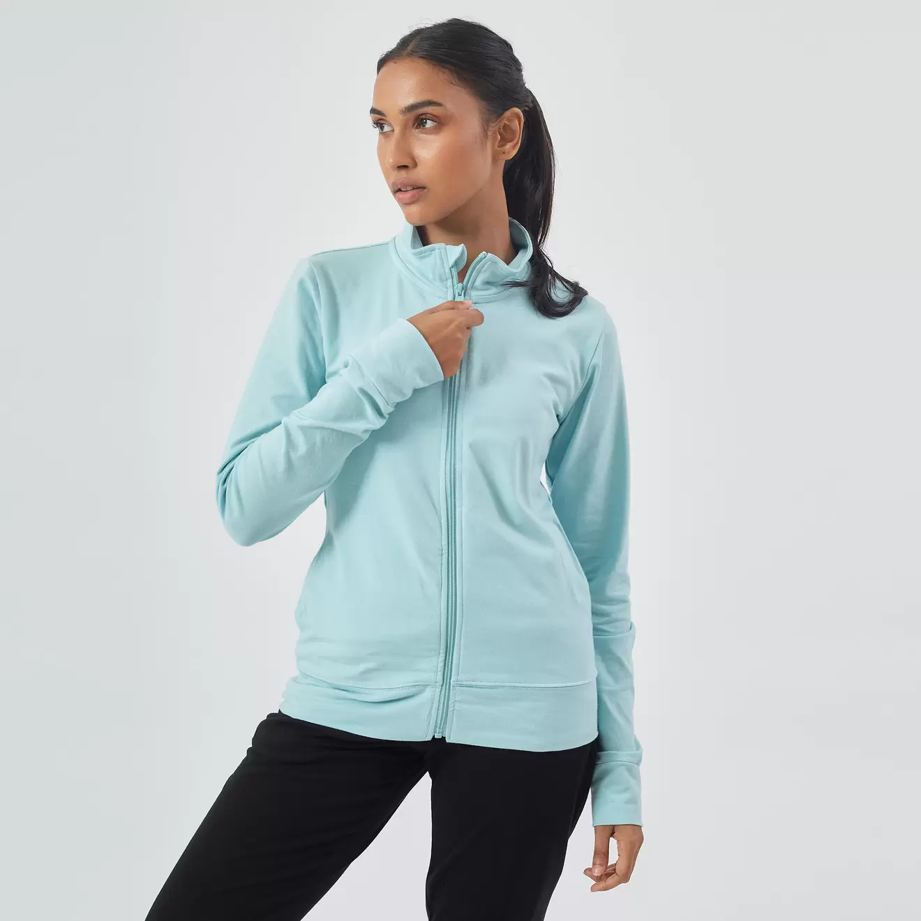 Veste 100 Pilates Gym douce femme bleu clair offre à 79 Dh sur Decathlon