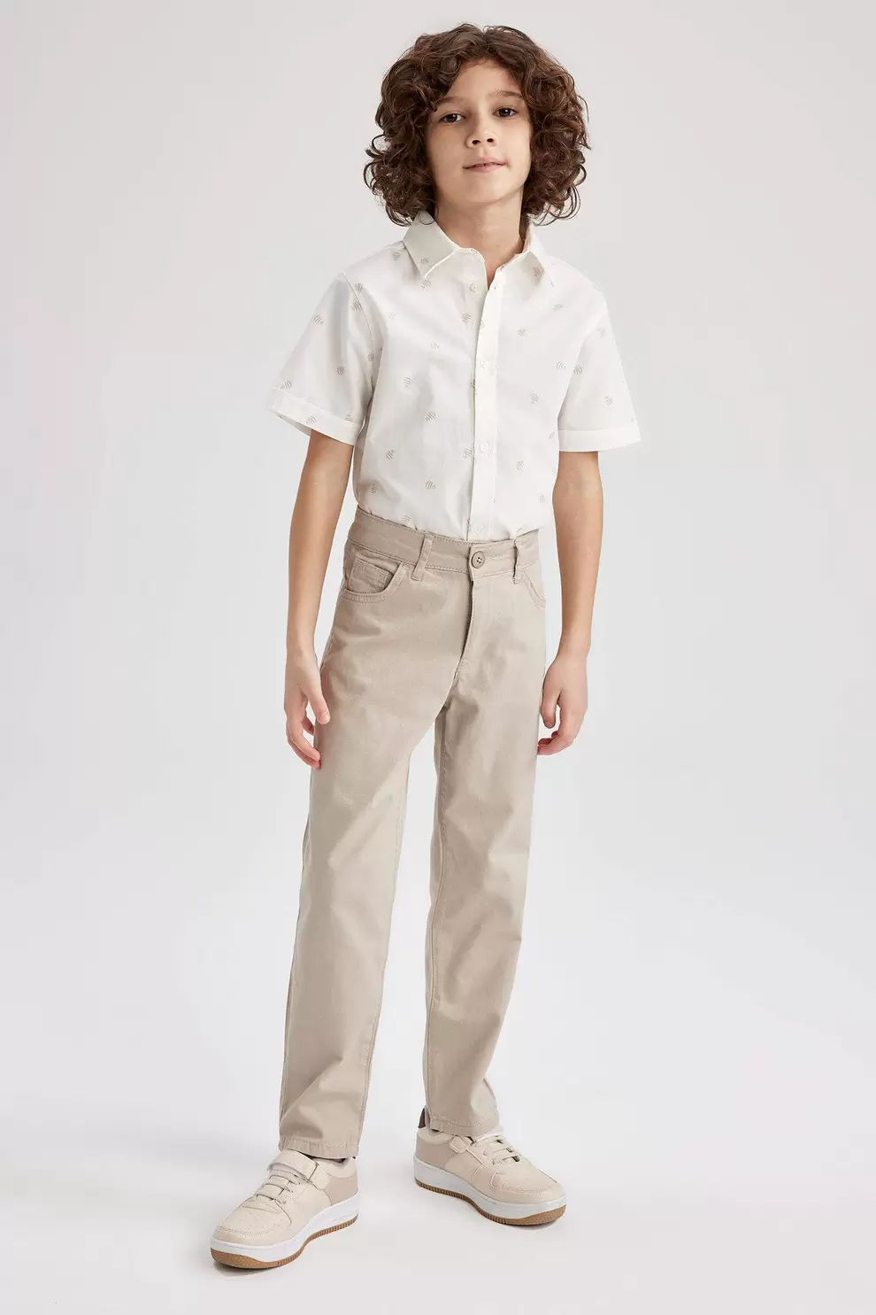 Pantalon En Gabardine Coupe Régulière Pour Enfants Pour Garçons offre à 169 Dh sur Defacto