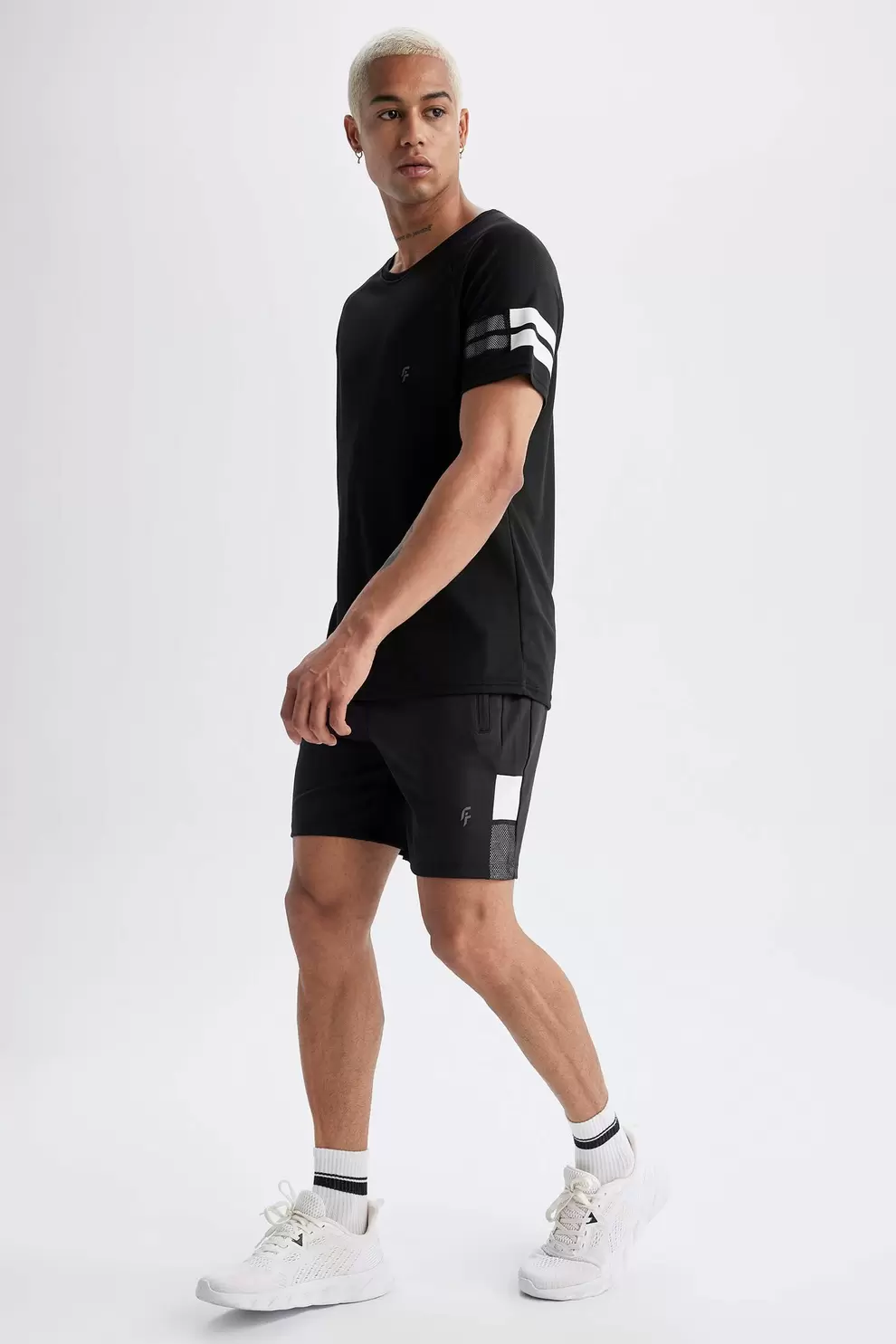 Shorts Coupe slim raccourcie offre à 149 Dh sur Defacto