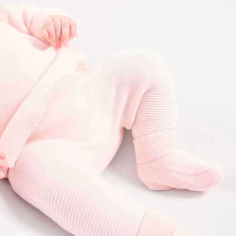 Pantalon à pieds en maille rose naissance offre à 209 Dh sur Okaidi