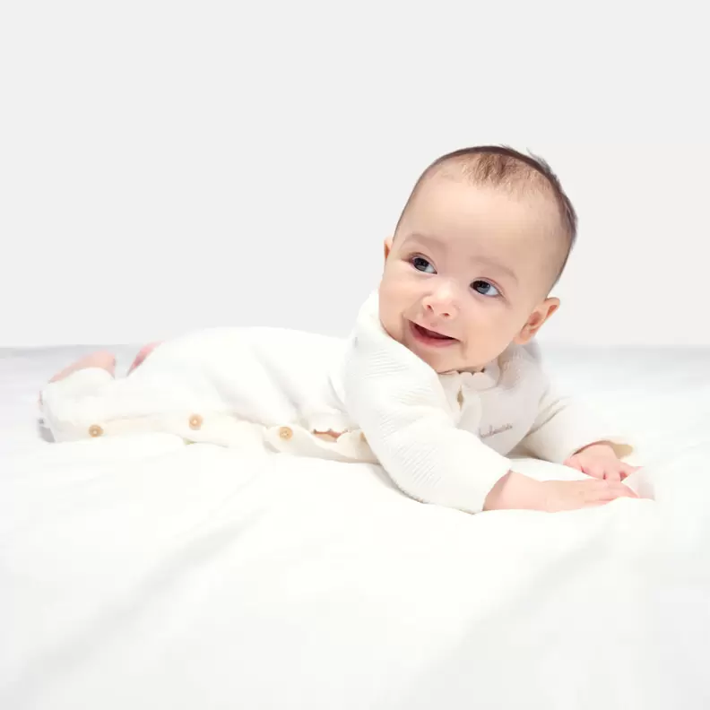 Combinaison longue maille tricot blanc bébé fille offre à 329 Dh sur Okaidi