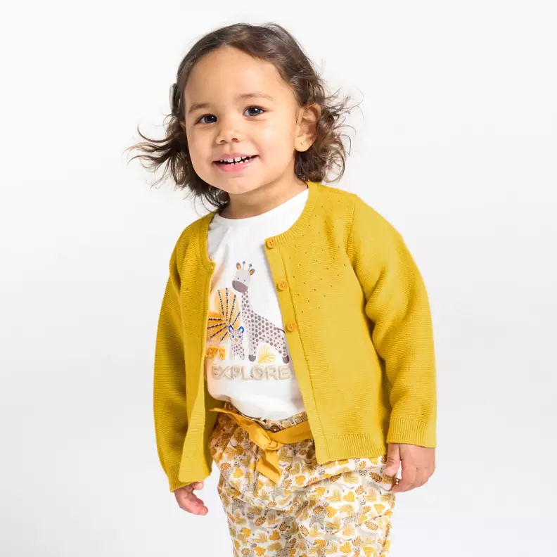 Gilet maille tricot effet pointelle jaune bébé fille offre à 269 Dh sur Okaidi