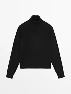 Wool blend turtleneck sweater offre à 799 Dh sur Massimo Dutti