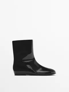 Bottines plates en cuir verni offre à 2399 Dh sur Massimo Dutti