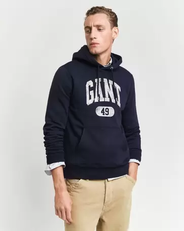 Sweat à capuche GANT 49 Arch Graphic offre à 130 Dh sur GANT