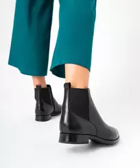 Bottines femme à talon plat dessus en cuir avec zip et bout amande offre à 49,99 Dh sur GÉMO