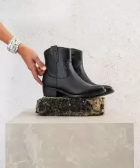 Boots femme style santiags avec clous fantaisie et à zip offre à 31,49 Dh sur GÉMO