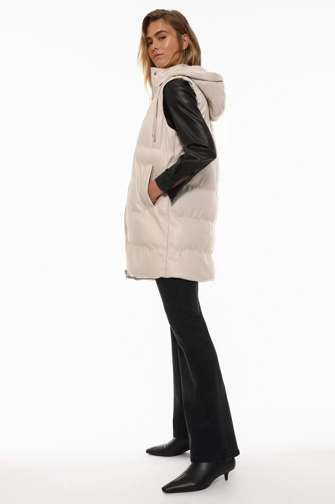 Faux Leather Puffer Gilet offre à 439 Dh sur Lefties