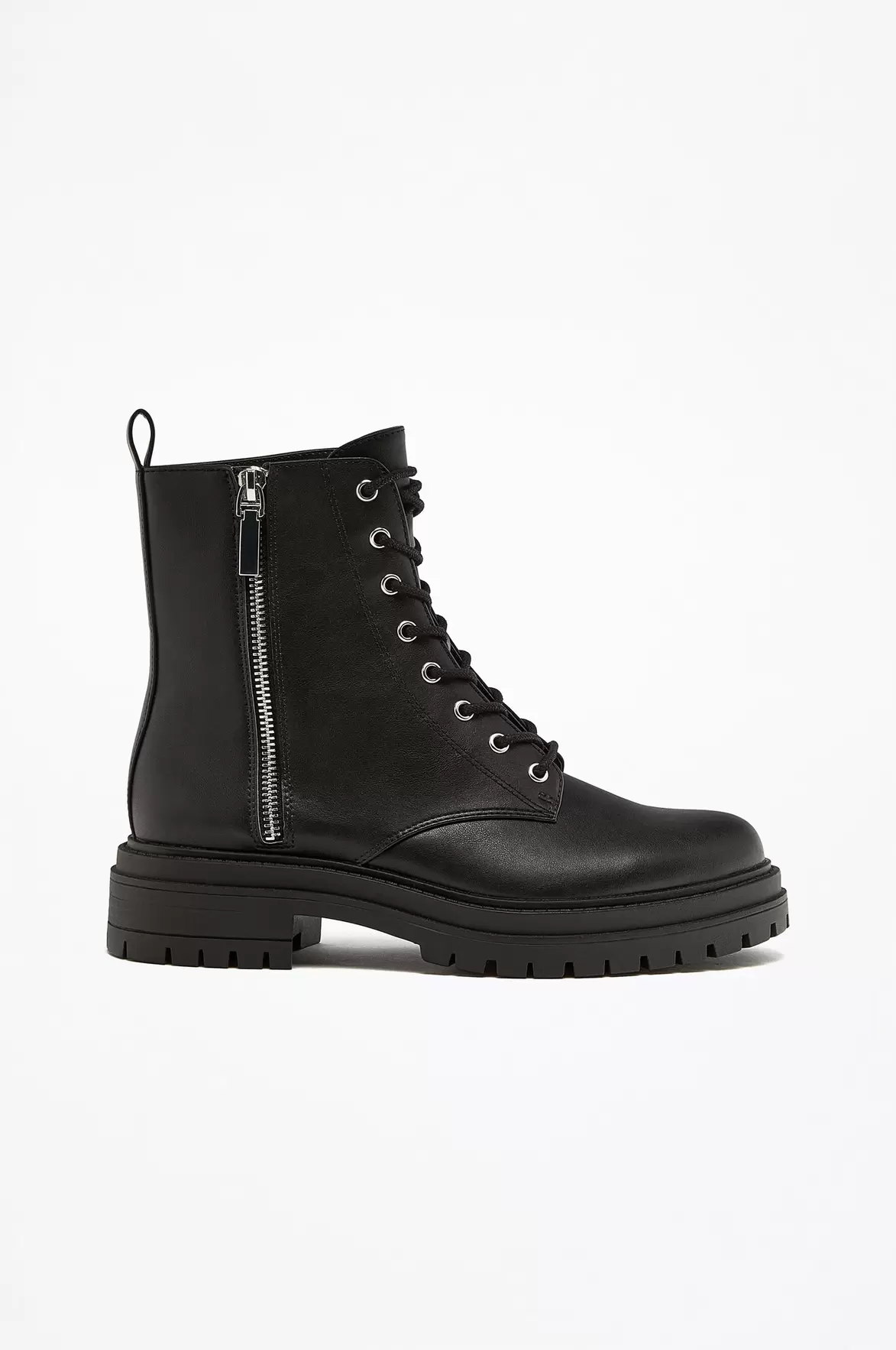 Lace-Up Ankle Boots offre à 399 Dh sur Lefties