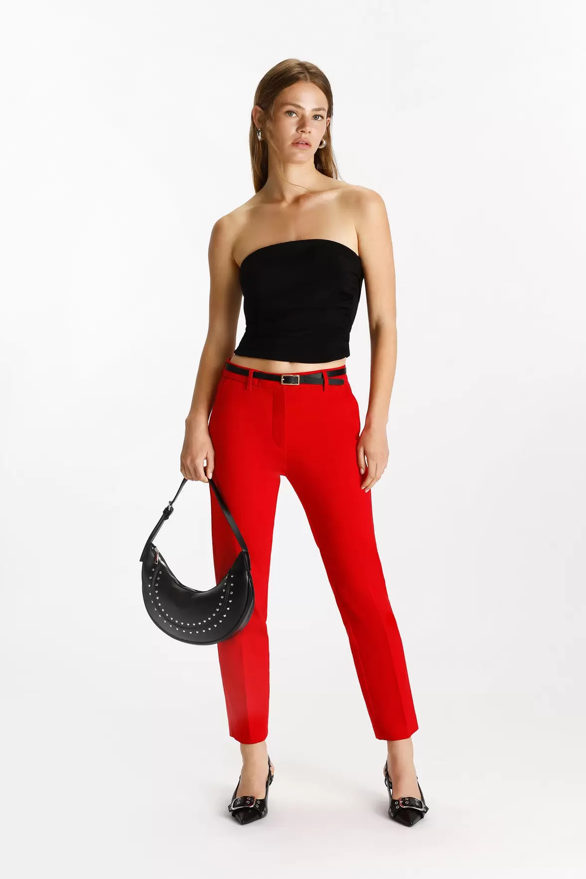 Slim-Fit Trousers With Belt offre à 259 Dh sur Lefties