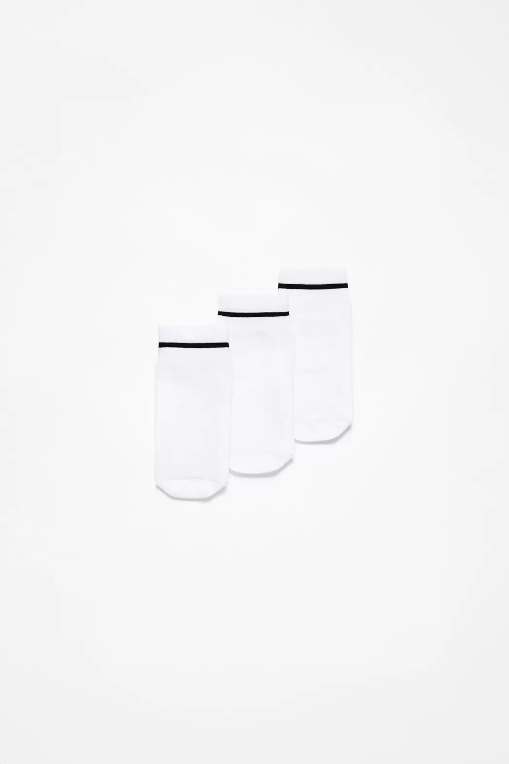 Pack Of 3 Pairs Of Sports Non-Slip Socks offre à 69 Dh sur Lefties