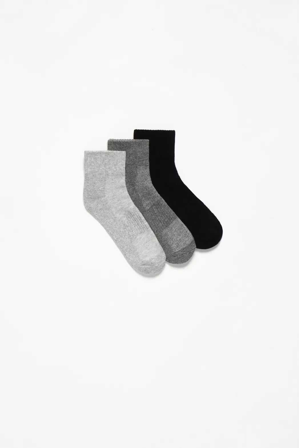 Pack Of 3 Pairs Of Sports Socks offre à 99 Dh sur Lefties